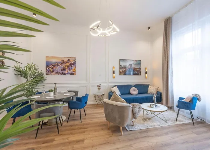 Luxurious Central Grand Home W/ 3Bedrm 2Bathrm