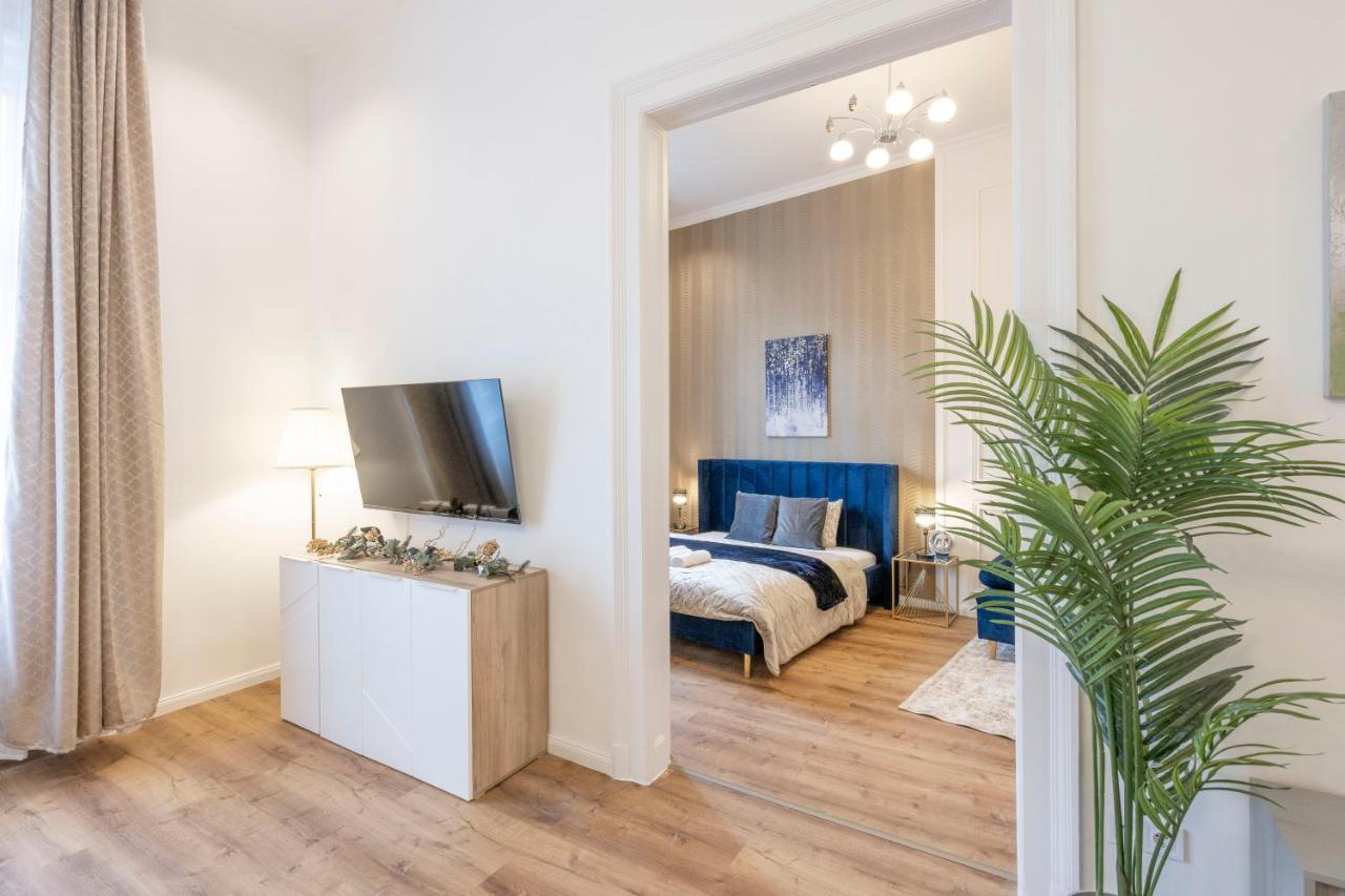 Luxurious Grand W/ 3bedrm 2bathrm Apartament Budapesta