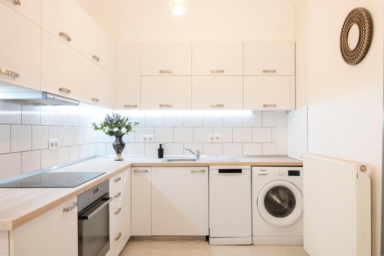 Luxurious Grand W/ 3bedrm 2bathrm Apartament