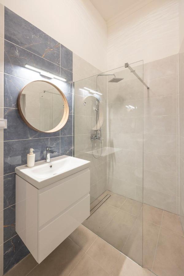 Luxurious Grand W/ 3bedrm 2bathrm Budapesta