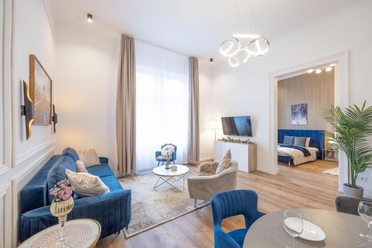 Luxurious Grand W/ 3bedrm 2bathrm Apartament *