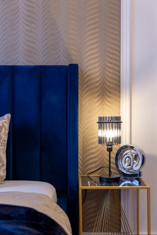 Luxurious Grand W/ 3bedrm 2bathrm Apartament